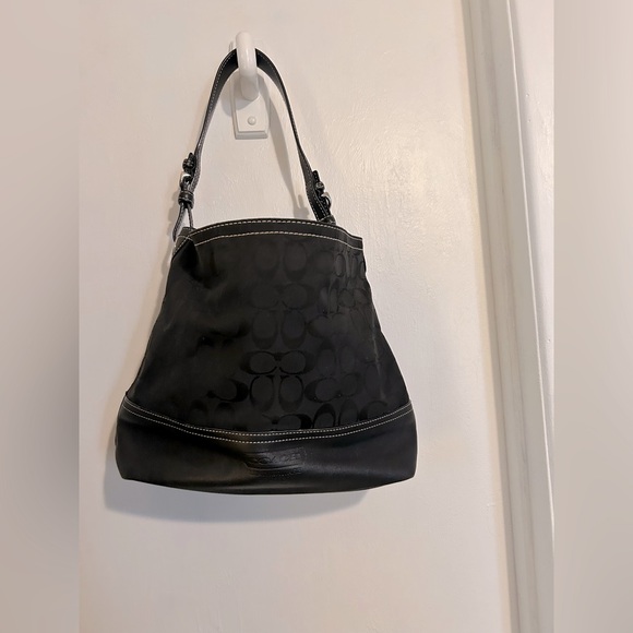 Coach Signature Canvas Shoulder Bag Monogram
Logo Black Leather Bottom K053-2156 - Picture 2 of 12